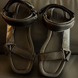 Vince black leather “dad” sandals - Sz 9.5